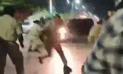 चेकिंग कर रही पुलिस पर चढ़ाई स्कॉर्पियो- महिला सिपाही की मौत-SI व.... चेकिंग कर रही पुलिस पर चढ़ाई स्कॉर्पियो- महिला सिपाही की मौत-SI व....