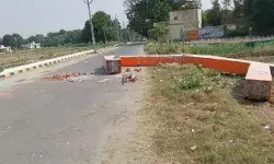 गांव का गेट तोड़ने के साथ ट्रक ने खंभा तोड़ गांव वालों को गर्मी से.... गांव का गेट तोड़ने के साथ ट्रक ने खंभा तोड़ गांव वालों को गर्मी से....