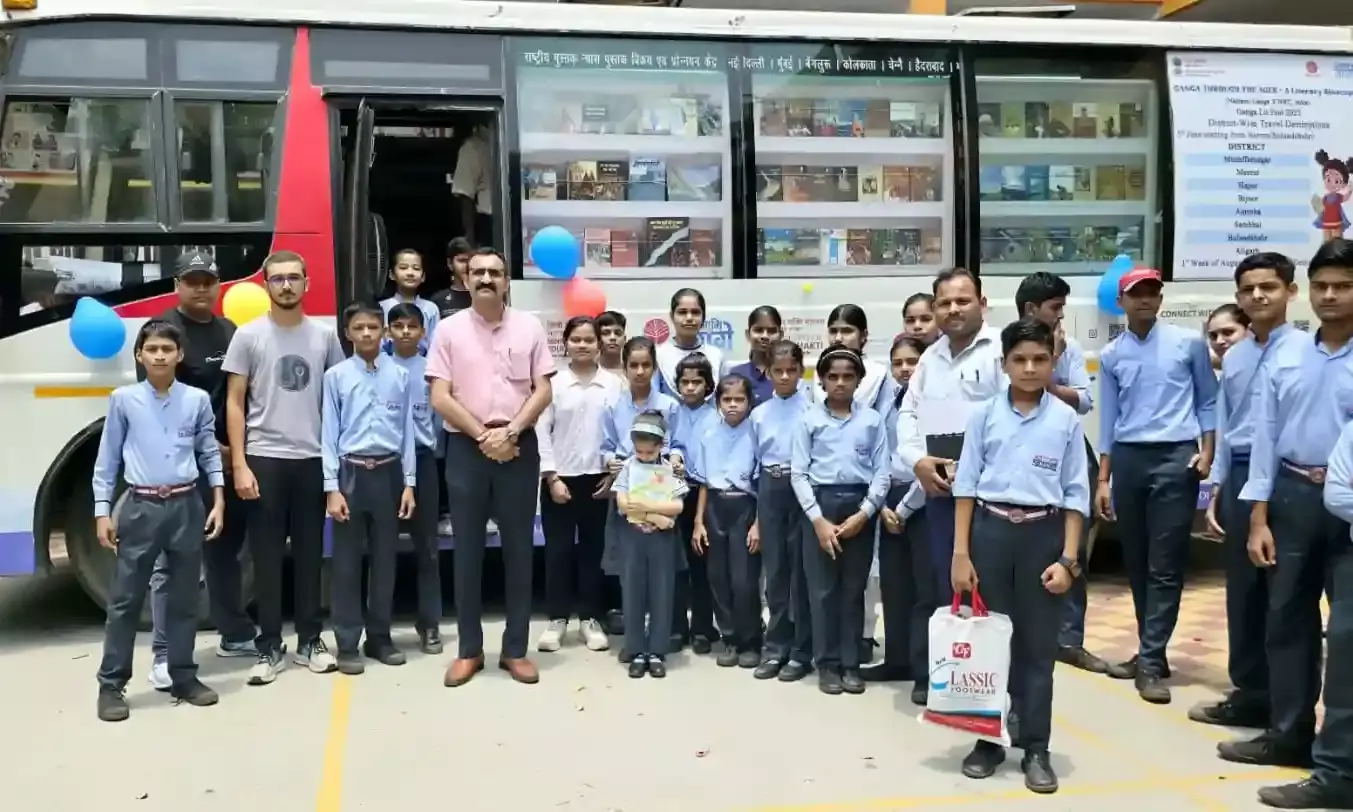 कॉलेज में लगा पुस्तक मेला- हुई पोस्टर व कहानी प्रतियोगिता- जल.....