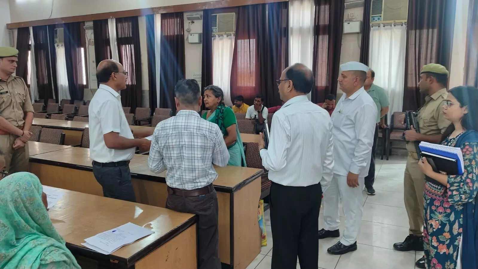 DM ने कलेक्ट्रेट में सुनी जन समस्याएं- अफसरों को दी समाधान की हिदायत DM ने कलेक्ट्रेट में सुनी जन समस्याएं- अफसरों को दी समाधान की हिदायत