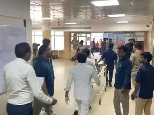 संगम आए श्रद्धालुओं से भरी डीसीएम पलटी- फोर्ट रोड पर वह हादसा संगम आए श्रद्धालुओं से भरी डीसीएम पलटी- फोर्ट रोड पर वह हादसा