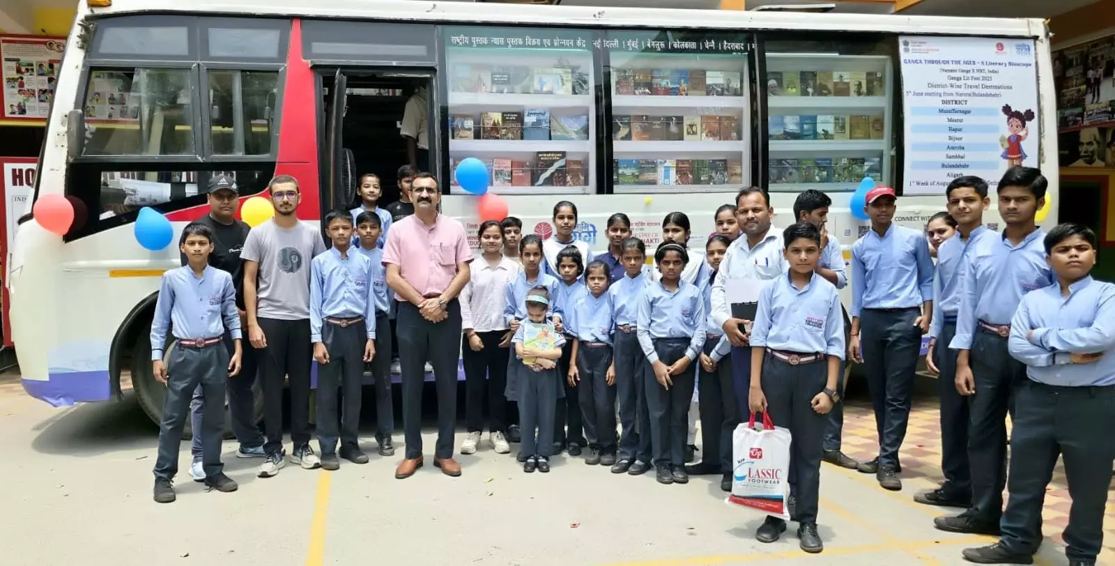 कॉलेज में लगा पुस्तक मेला- हुई पोस्टर व कहानी प्रतियोगिता- जल.....