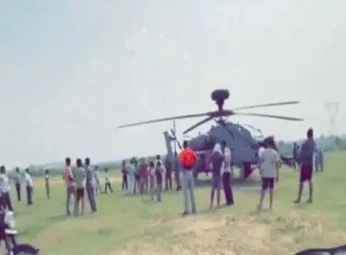 एयरफोर्स के हेलीकॉप्टर की इमरजेंसी लैंडिंग- खेत में उतरते ही आर्मी....