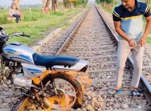REEL के लिए कैसे कैसे प्रपंच- ट्रैक पर बाइक में पेट्रोल डाल लगाई आग REEL के लिए कैसे कैसे प्रपंच- ट्रैक पर बाइक में पेट्रोल डाल लगाई आग