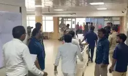 संगम आए श्रद्धालुओं से भरी डीसीएम पलटी- फोर्ट रोड पर वह हादसा संगम आए श्रद्धालुओं से भरी डीसीएम पलटी- फोर्ट रोड पर वह हादसा