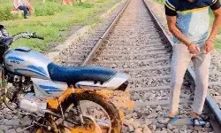 REEL के लिए कैसे कैसे प्रपंच- ट्रैक पर बाइक में पेट्रोल डाल लगाई आग REEL के लिए कैसे कैसे प्रपंच- ट्रैक पर बाइक में पेट्रोल डाल लगाई आग