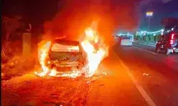 दिल्ली देहरादून हाईवे पर चलती कार में लगी आग- महिलाओं समेत पांच ने.. दिल्ली देहरादून हाईवे पर चलती कार में लगी आग- महिलाओं समेत पांच ने..