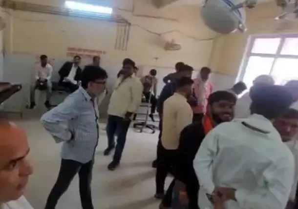 कचहरी में बदमाशों का अधिवक्ताओं पर हमला- वरिष्ठ अधिवक्ता समेत.. कचहरी में बदमाशों का अधिवक्ताओं पर हमला- वरिष्ठ अधिवक्ता समेत..