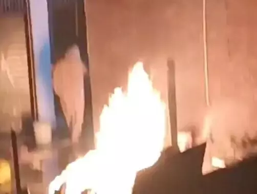 बीड़ी की तलब ने लगा दी घर में आग- लाइटर जलाते ही लीक सिलेंडर बना.... बीड़ी की तलब ने लगा दी घर में आग- लाइटर जलाते ही लीक सिलेंडर बना....