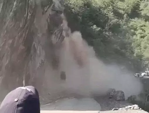 धमाके के साथ भरभराकर गिरा पूरा पहाड़- लैंडस्लाइड से पहले ही... धमाके के साथ भरभराकर गिरा पूरा पहाड़- लैंडस्लाइड से पहले ही...
