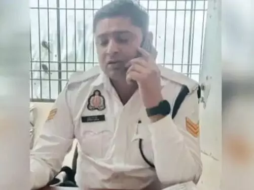 हाथ में 80000 की घड़ी एवं दो आईफोन- हेड कांस्टेबल लाइन हाजिर-बैठाई जांच हाथ में 80000 की घड़ी एवं दो आईफोन- हेड कांस्टेबल लाइन हाजिर-बैठाई जांच