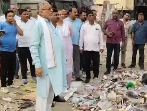 क्या यहां झाड़ू लगाती है? बोली पब्लिक कभी नहीं लगती सर- तीन अफसरों.. क्या यहां झाड़ू लगाती है? बोली पब्लिक कभी नहीं लगती सर- तीन अफसरों..