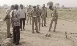 पत्नी और बच्चों की खुशी के लिए किया सुसाइड- कनपटी पर मारी गोली पत्नी और बच्चों की खुशी के लिए किया सुसाइड- कनपटी पर मारी गोली