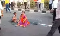 पुलिस की उगाही करा गई हादसा- महिला को ट्रक ने मारी टक्कर- 4 लाइन हाजिर पुलिस की उगाही करा गई हादसा- महिला को ट्रक ने मारी टक्कर- 4 लाइन हाजिर