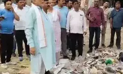 क्या यहां झाड़ू लगाती है? बोली पब्लिक कभी नहीं लगती सर- तीन अफसरों..