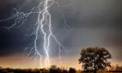 आकाशीय बिजली की चपेट में आने से ग्रामीण की मौत- दूसरा गंभीर घायल आकाशीय बिजली की चपेट में आने से ग्रामीण की मौत- दूसरा गंभीर घायल