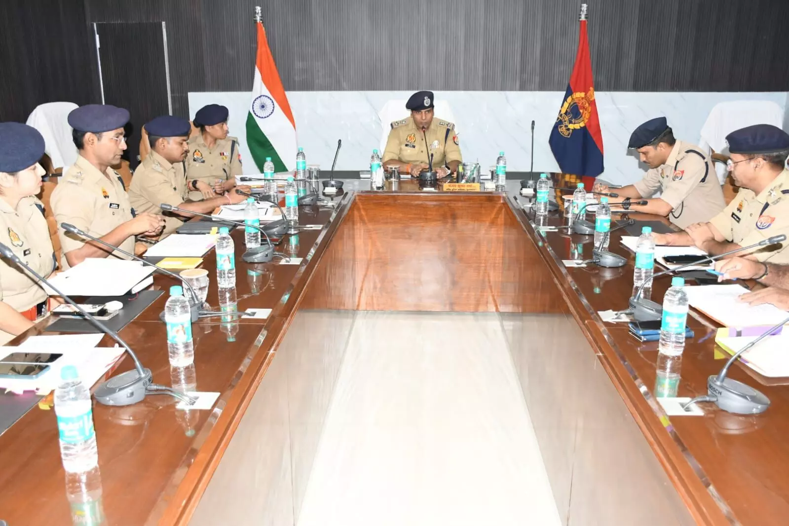 कानून व्यवस्था की समीक्षा कर SSP ने अधिकारी व कर्मचारी किए सम्मानित कानून व्यवस्था की समीक्षा कर SSP ने अधिकारी व कर्मचारी किए सम्मानित