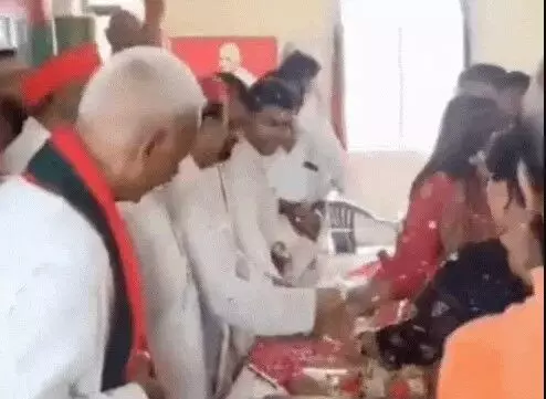 मुखिया के आदेश ठेंगे पर- सपा दफ्तर में कटा केक-जमकर सेलिब्रेशन मुखिया के आदेश ठेंगे पर- सपा दफ्तर में कटा केक-जमकर सेलिब्रेशन