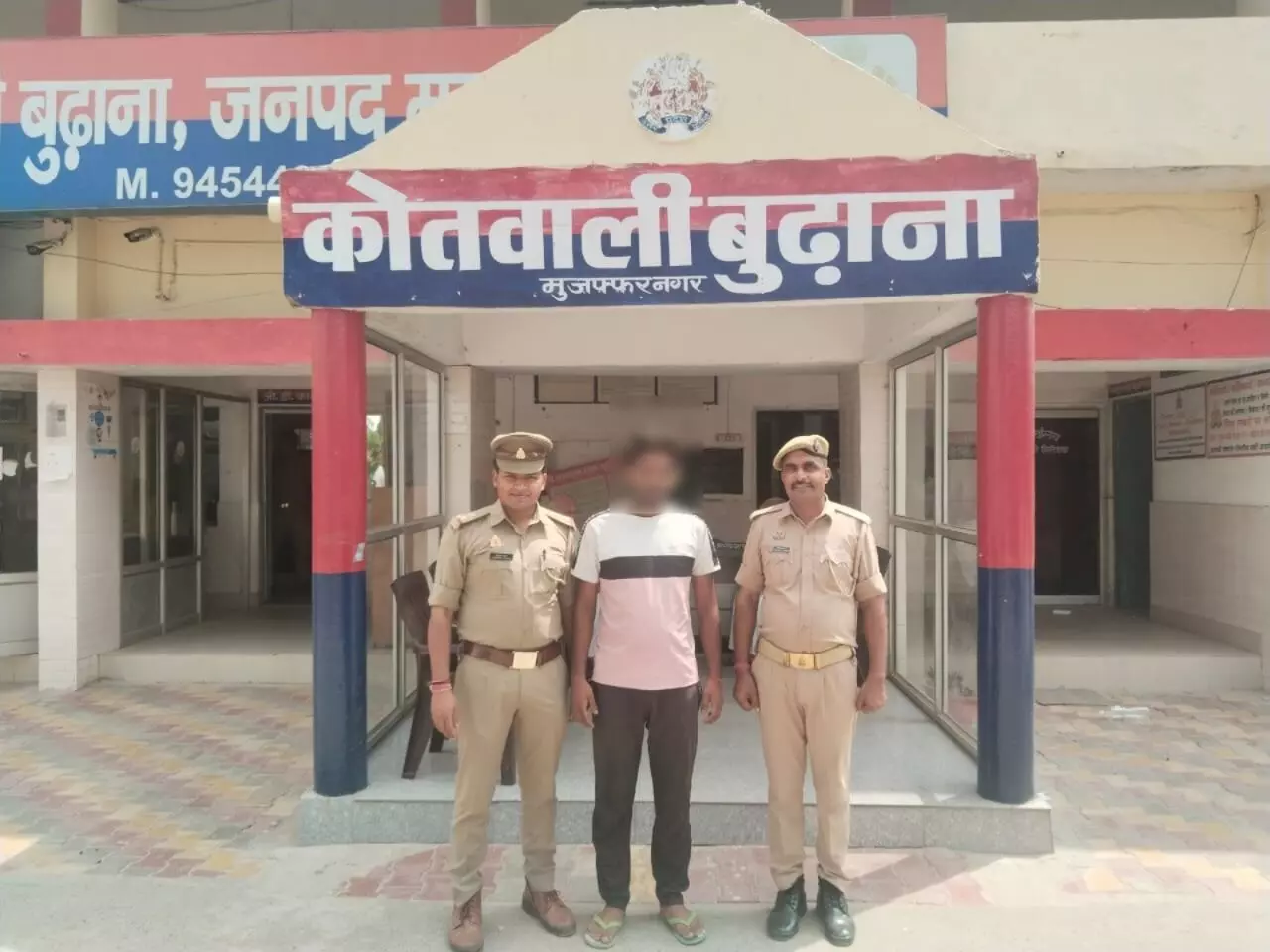 मारपीट कर कारोबारी से रंगदारी मांगने वाला इनामी गिरफ्तार- हथियार भी... मारपीट कर कारोबारी से रंगदारी मांगने वाला इनामी गिरफ्तार- हथियार भी...