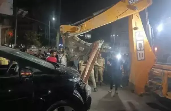 काल बनी रईसजादे की कार ने पांच लोग रौंदे- टायर फटने के बाद रिम पर.... काल बनी रईसजादे की कार ने पांच लोग रौंदे- टायर फटने के बाद रिम पर....