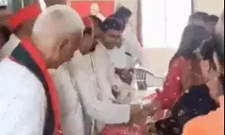 मुखिया के आदेश ठेंगे पर- सपा दफ्तर में कटा केक-जमकर सेलिब्रेशन