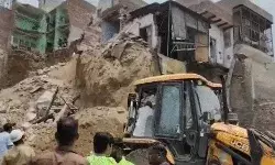 रहस्यमय हादसा- अचानक भरभरकर गिरे 8 से भी ज्यादा मकान- मची भगदड़ रहस्यमय हादसा- अचानक भरभरकर गिरे 8 से भी ज्यादा मकान- मची भगदड़