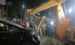 काल बनी रईसजादे की कार ने पांच लोग रौंदे- टायर फटने के बाद रिम पर.... काल बनी रईसजादे की कार ने पांच लोग रौंदे- टायर फटने के बाद रिम पर....