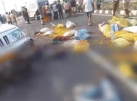 तेज रफ्तार ले गई पांच की जान- मक्का की बोरियों के बीच बिखरी लाश तेज रफ्तार ले गई पांच की जान- मक्का की बोरियों के बीच बिखरी लाश