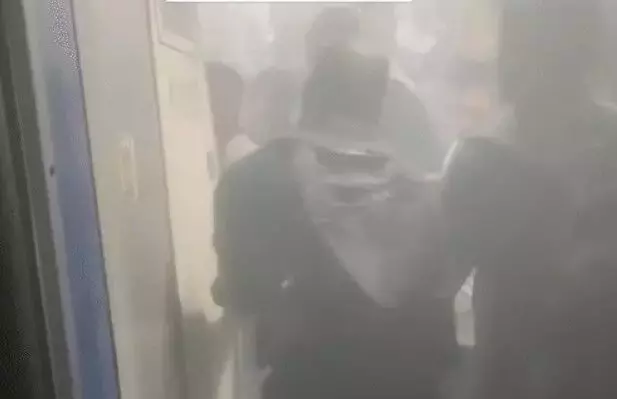 अब यहां हुआ रेल हादसा- पैसेंजर ट्रेन के कोच में लगी आग अब यहां हुआ रेल हादसा- पैसेंजर ट्रेन के कोच में लगी आग