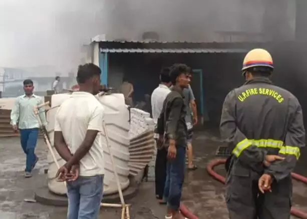 घनी आबादी के बीच पीतल फैक्ट्री में आग- लपटों को देखकर सहमे लोग घनी आबादी के बीच पीतल फैक्ट्री में आग- लपटों को देखकर सहमे लोग