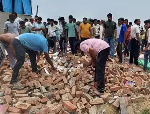 पटाखा फैक्ट्री में ब्लास्ट- मलबे में तब्दील हुआ कारखाना- मलबे में..... पटाखा फैक्ट्री में ब्लास्ट- मलबे में तब्दील हुआ कारखाना- मलबे में.....