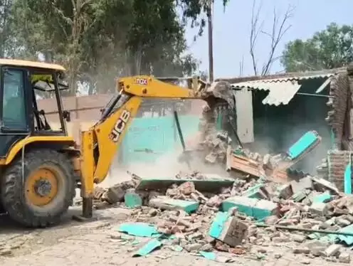 संभल में फिर चला बुलडोजर-अवैध रूप से बनाई गई दुकानें ध्वस्त संभल में फिर चला बुलडोजर-अवैध रूप से बनाई गई दुकानें ध्वस्त