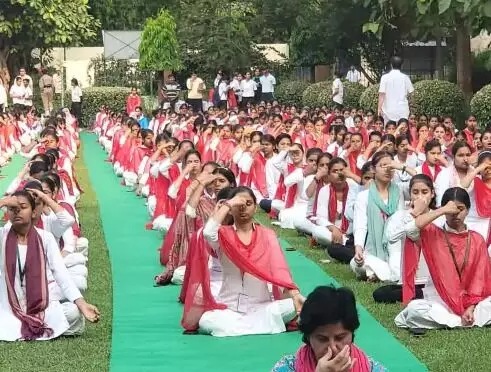 योग महाकुंभ के लिए हजारों स्टूडेंट ने कुलपति के साथ किया योगाभ्यास योग महाकुंभ के लिए हजारों स्टूडेंट ने कुलपति के साथ किया योगाभ्यास