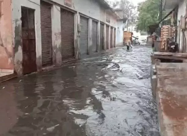 जोरदार आंधी बारिश- हाईवे पानी में डूबा- सड़क बन गई नहर- जड़ से उखड़े.. जोरदार आंधी बारिश- हाईवे पानी में डूबा- सड़क बन गई नहर- जड़ से उखड़े..