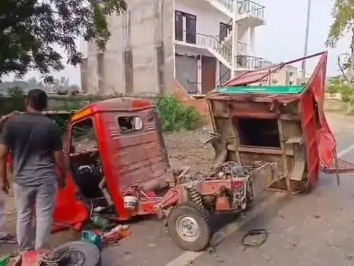 ट्रक की टक्कर से दो हिस्सों में बंटा ऑटो- ड्राइवर फरार- ऑटो चालक....