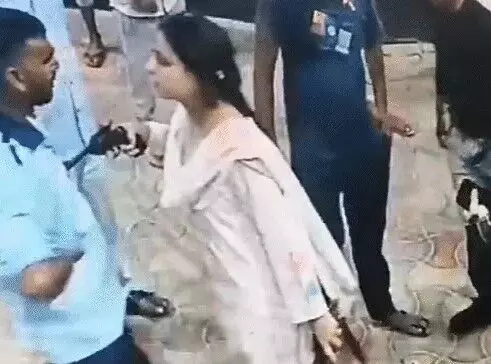 अरीबा ने पंप कर्मी पर तानी पिस्टल-इतनी गोली मारूंगी कि घरवाले भी.. अरीबा ने पंप कर्मी पर तानी पिस्टल-इतनी गोली मारूंगी कि घरवाले भी..