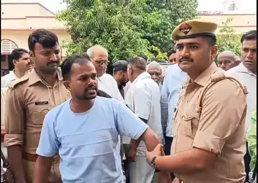 कोर्ट के आदेश पर भी नहीं मिला न्याय-डीएम दफ्तर पर आत्मदाह की कोशिश कोर्ट के आदेश पर भी नहीं मिला न्याय-डीएम दफ्तर पर आत्मदाह की कोशिश