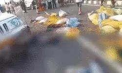 तेज रफ्तार ले गई पांच की जान- मक्का की बोरियों के बीच बिखरी लाश तेज रफ्तार ले गई पांच की जान- मक्का की बोरियों के बीच बिखरी लाश