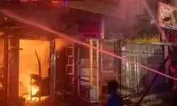 पुराने एवं संकरी गलियों वाले बाजार में आग- 400 से ज्यादा दुकानें... पुराने एवं संकरी गलियों वाले बाजार में आग- 400 से ज्यादा दुकानें...