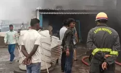 घनी आबादी के बीच पीतल फैक्ट्री में आग- लपटों को देखकर सहमे लोग घनी आबादी के बीच पीतल फैक्ट्री में आग- लपटों को देखकर सहमे लोग