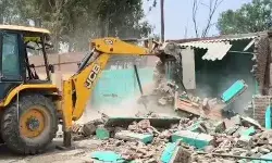संभल में फिर चला बुलडोजर-अवैध रूप से बनाई गई दुकानें ध्वस्त संभल में फिर चला बुलडोजर-अवैध रूप से बनाई गई दुकानें ध्वस्त
