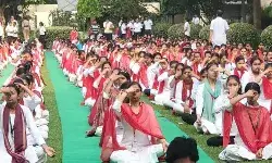 योग महाकुंभ के लिए हजारों स्टूडेंट ने कुलपति के साथ किया योगाभ्यास