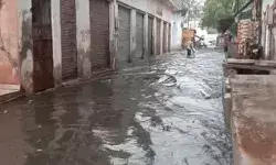 जोरदार आंधी बारिश- हाईवे पानी में डूबा- सड़क बन गई नहर- जड़ से उखड़े.. जोरदार आंधी बारिश- हाईवे पानी में डूबा- सड़क बन गई नहर- जड़ से उखड़े..