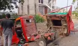 ट्रक की टक्कर से दो हिस्सों में बंटा ऑटो- ड्राइवर फरार- ऑटो चालक.... ट्रक की टक्कर से दो हिस्सों में बंटा ऑटो- ड्राइवर फरार- ऑटो चालक....