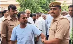 कोर्ट के आदेश पर भी नहीं मिला न्याय-डीएम दफ्तर पर आत्मदाह की कोशिश कोर्ट के आदेश पर भी नहीं मिला न्याय-डीएम दफ्तर पर आत्मदाह की कोशिश