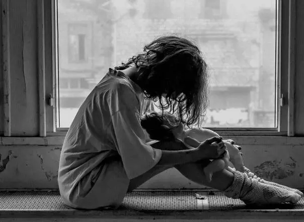 बॉयफ्रेंड के सामने ही लड़की से गैंगरेप-बारी बारी से बनाया हवस का शिकार बॉयफ्रेंड के सामने ही लड़की से गैंगरेप-बारी बारी से बनाया हवस का शिकार