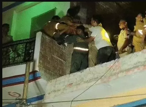 भरभराकर गिरा स्कूल का लेंटर-मलबे में दबे 2 लोग- सरिया काट निकाला मजदूर भरभराकर गिरा स्कूल का लेंटर-मलबे में दबे 2 लोग- सरिया काट निकाला मजदूर