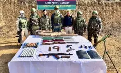 सुरक्षा बलों की बड़ी कामयाबी- बड़ी मात्रा में हथियारों के साथ पकड़े... सुरक्षा बलों की बड़ी कामयाबी- बड़ी मात्रा में हथियारों के साथ पकड़े...