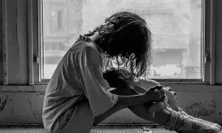 बॉयफ्रेंड के सामने ही लड़की से गैंगरेप-बारी बारी से बनाया हवस का शिकार