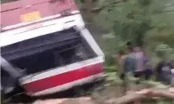 पैसेंजर लेकर जा रही निजी बस 200 फीट गहरी खाई में गिरी- रेस्क्यू शुरू पैसेंजर लेकर जा रही निजी बस 200 फीट गहरी खाई में गिरी- रेस्क्यू शुरू